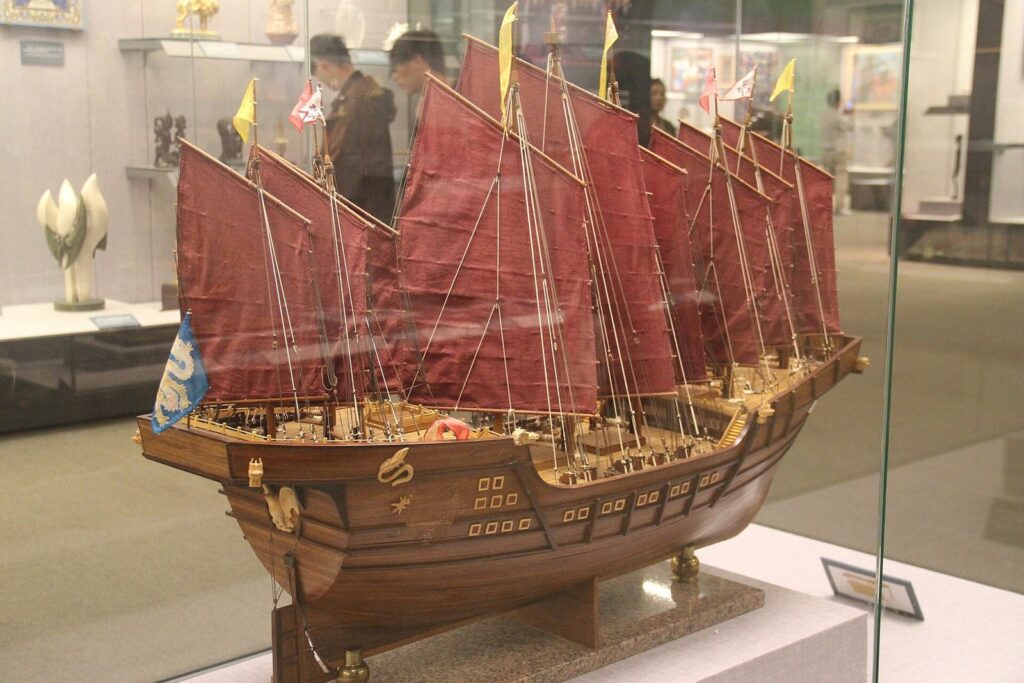Modello in legno di una grande nave cinese a più alberi con vele rosse