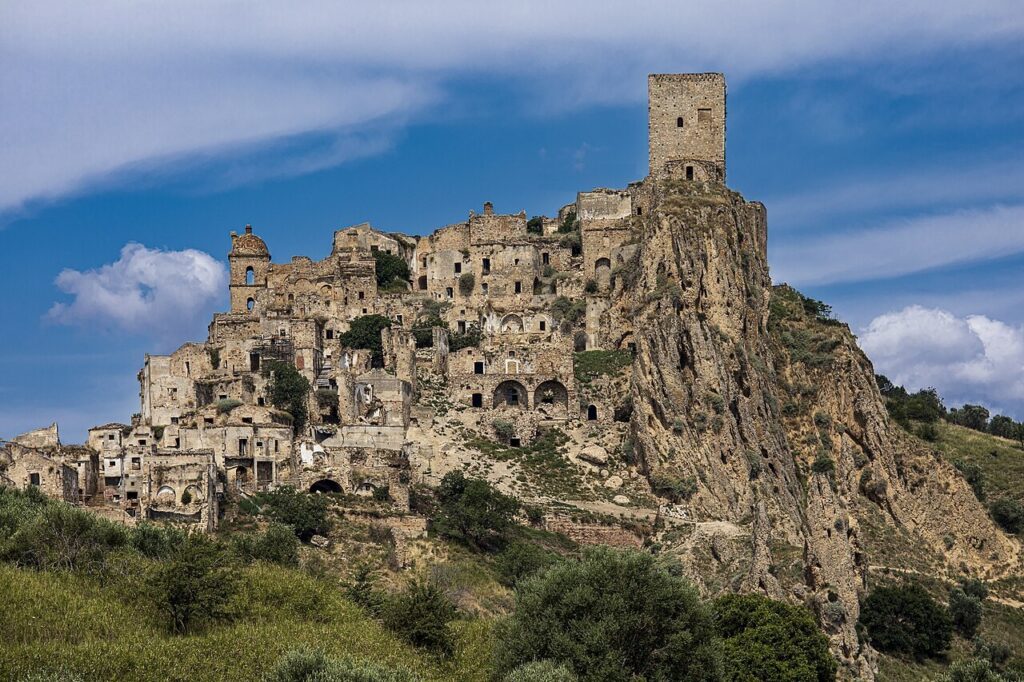 Il borgo abbandonato di Craco arroccato su una collina